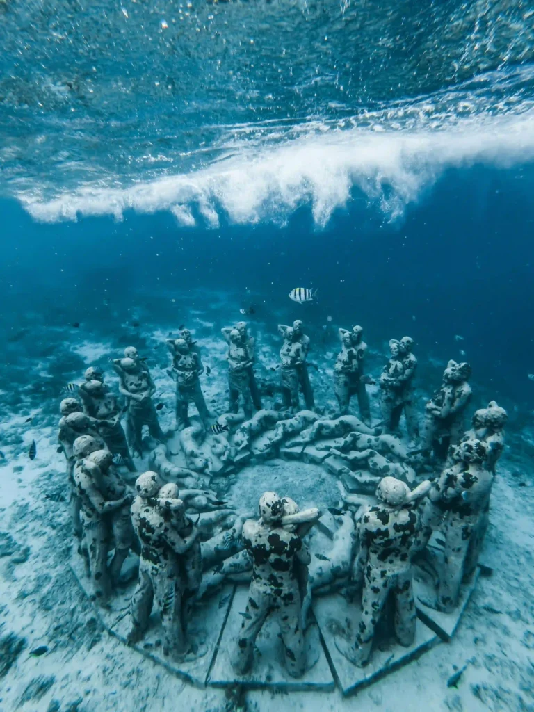 gili meno statues 1